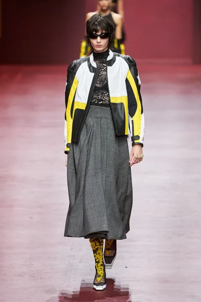Look 16